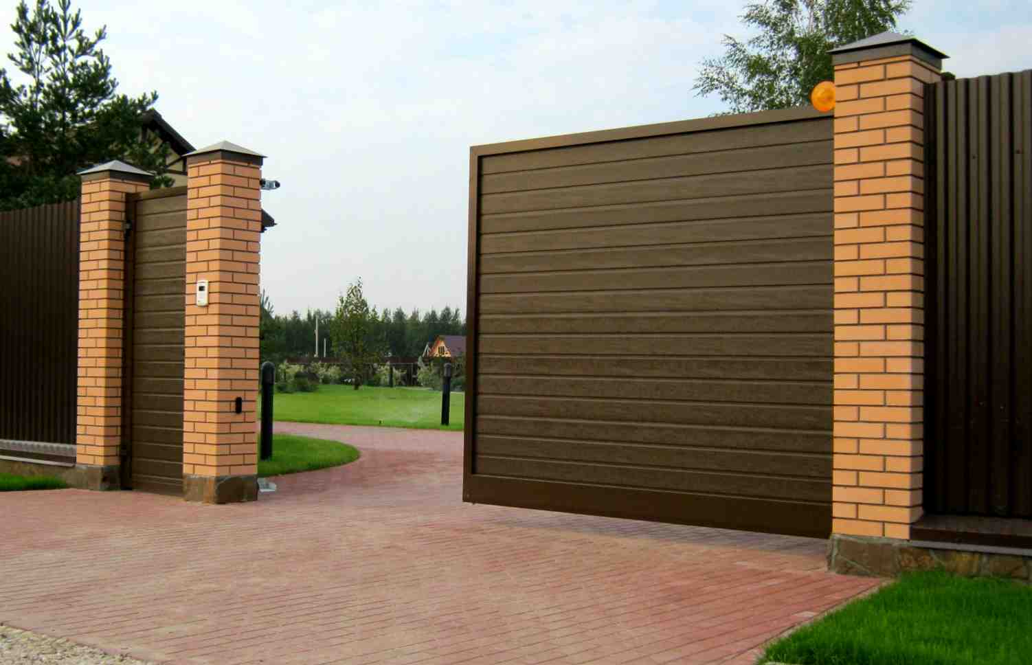 Откатные ворота с кирпичными столбами